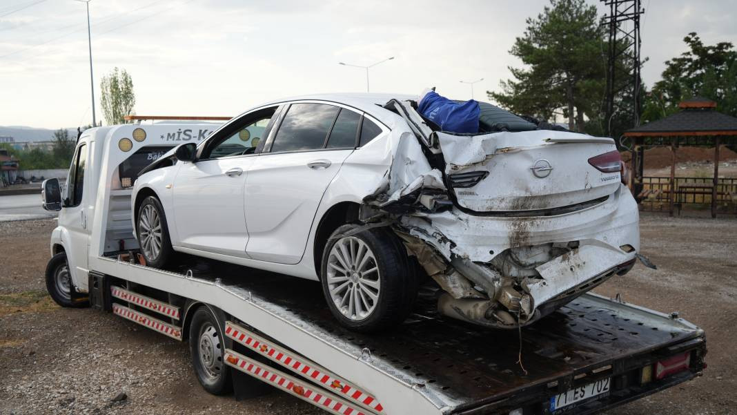 Kırıkkale'de işçi servisi ile otomobil çarpıştı: 11 yaralı - Resim: 6